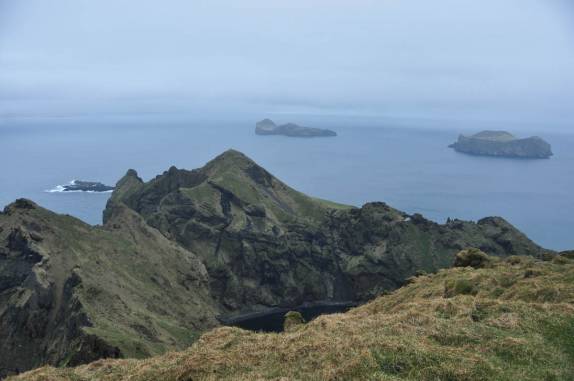 A bela vista que se tem do alto do rochedo Heimaklettur, na ilha de Heimaey, no sul da Islândia